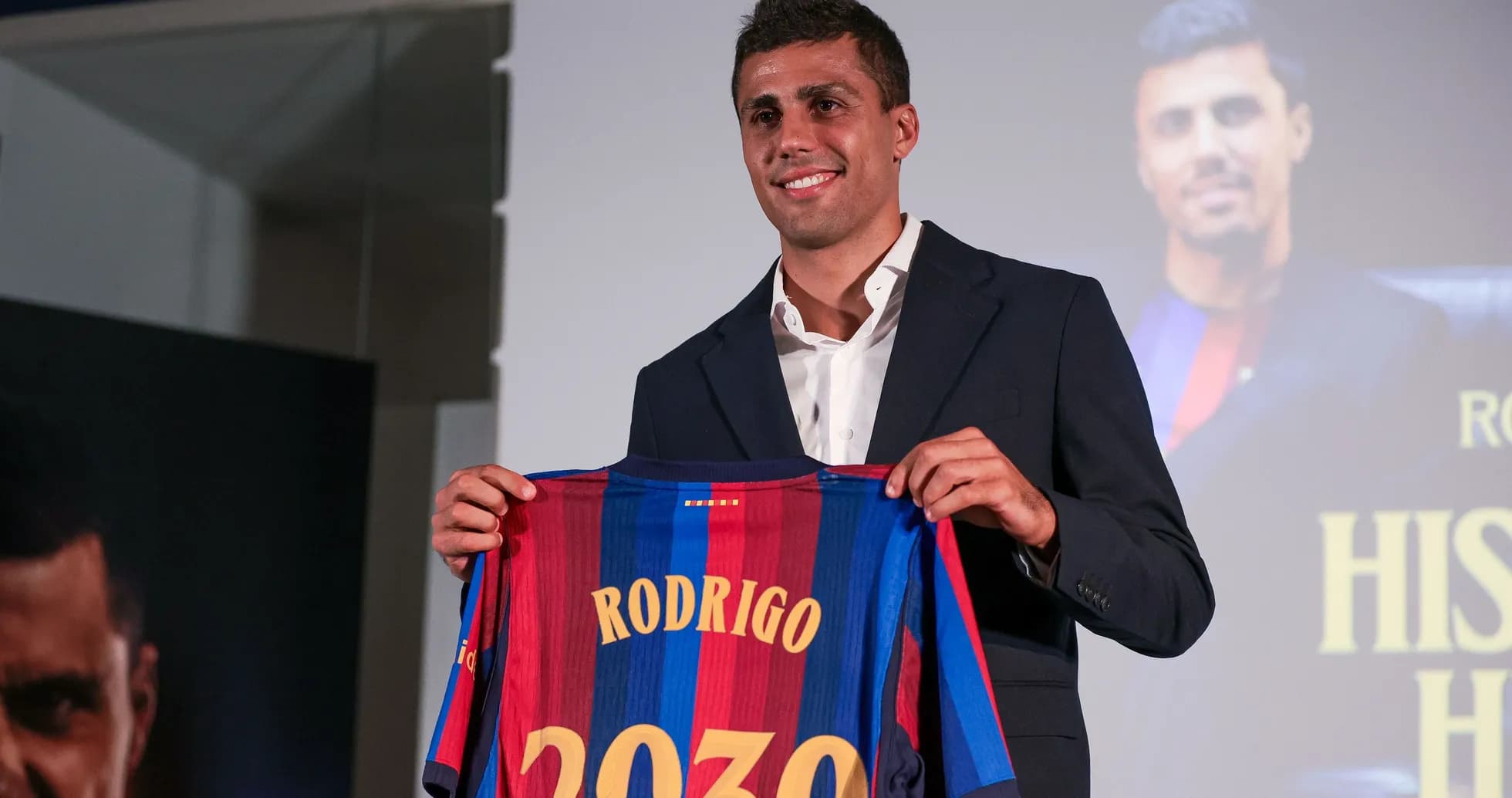 Jugador presenta camiseta de FC Barcelona con su nombre Jugador presenta camiseta de FC Barcelona con su nombre