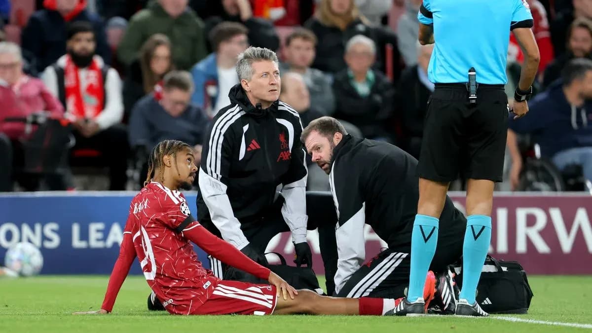 Jugador sentado recibiendo atención médica en el campo Jugador sentado recibiendo atención médica en el campo