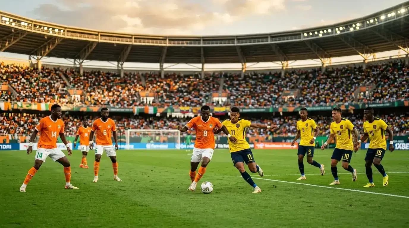 Jugadores de Costa de Marfil y Ecuador en acción Jugadores de Costa de Marfil y Ecuador en acción