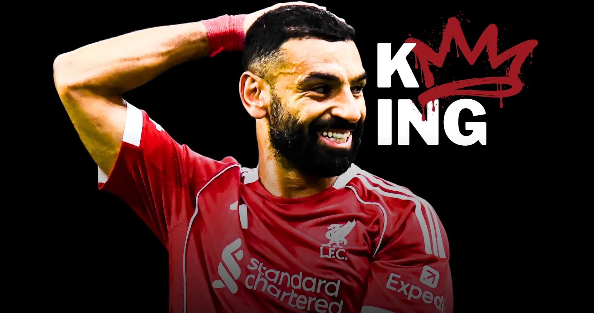 Jugador de Liverpool sonriendo con camiseta roja Jugador de Liverpool sonriendo con camiseta roja