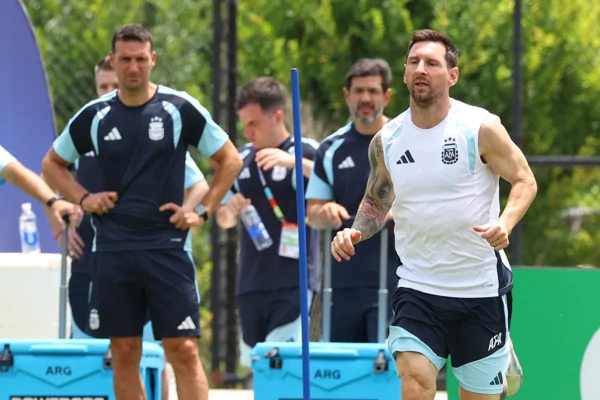 Lionel Messi corriendo durante sesión de entrenamiento Lionel Messi corriendo durante sesión de entrenamiento