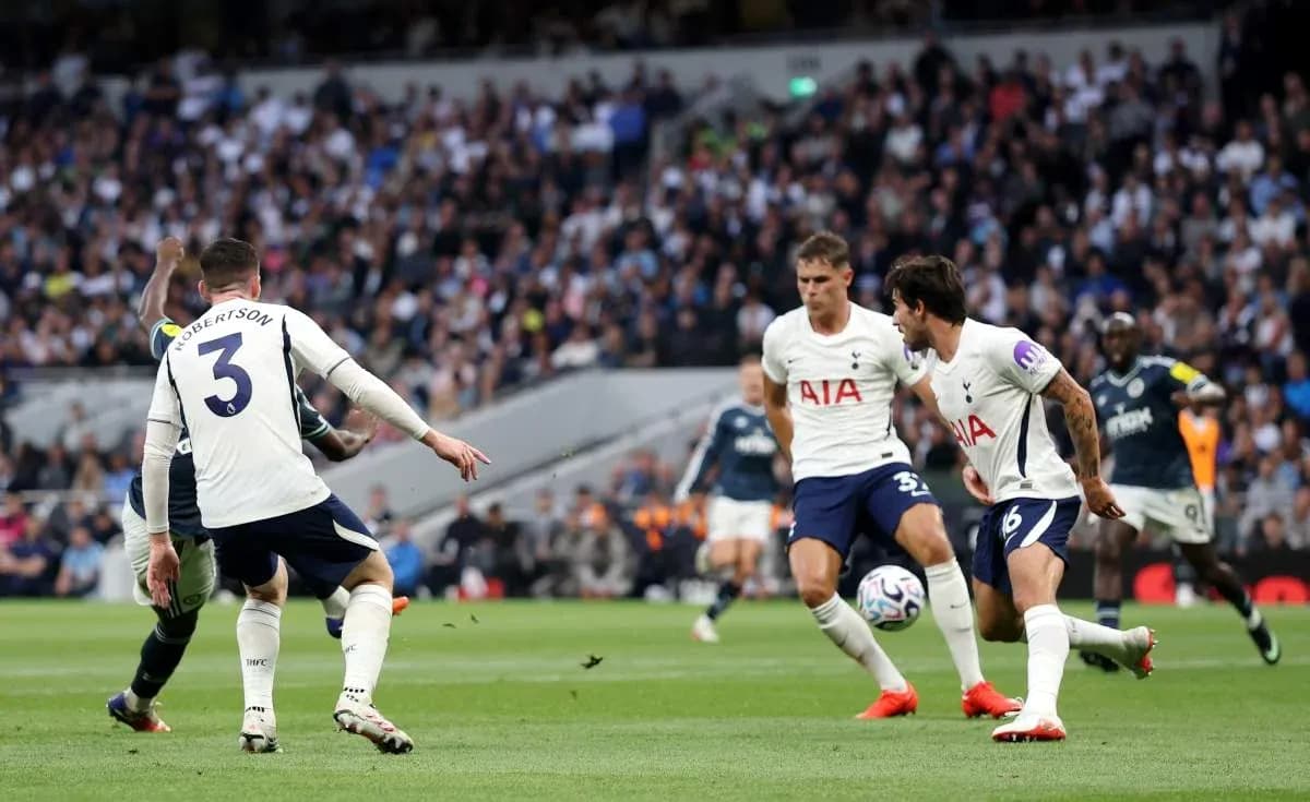 Jugadores del Tottenham en acción durante el partido Jugadores del Tottenham en acción durante el partido
