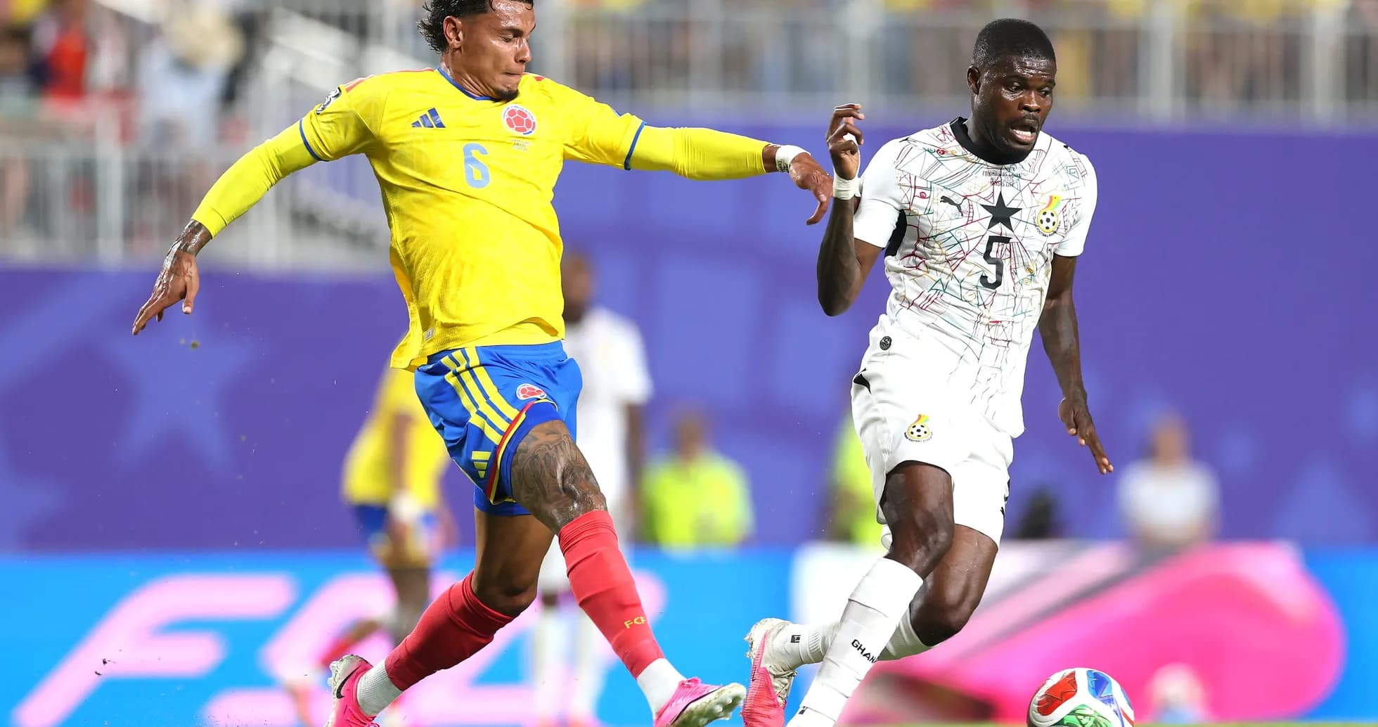 Jugador de Colombia persigue a jugador de Ghana Jugador de Colombia persigue a jugador de Ghana