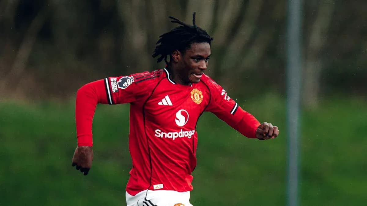 Jugador de Manchester United corriendo en el campo Jugador de Manchester United corriendo en el campo