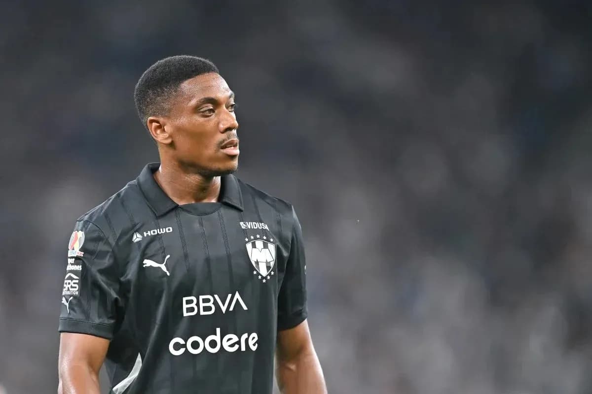 Jugador de Monterrey en uniforme negro en el campo Jugador de Monterrey en uniforme negro en el campo