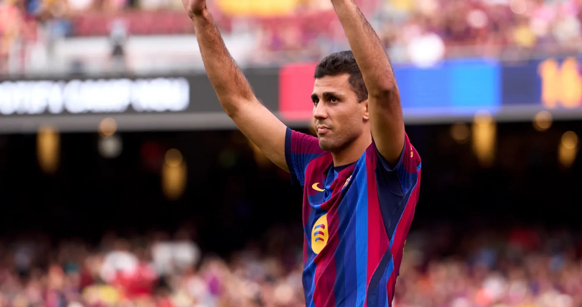 Jugador de Barcelona saludando a la afición en el Camp Nou Jugador de Barcelona saludando a la afición en el Camp Nou