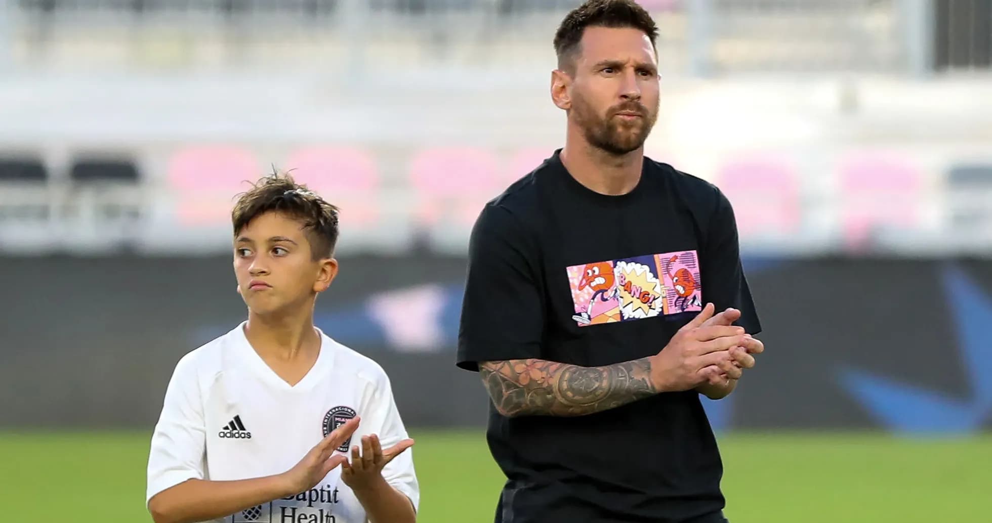 Lionel Messi y niño aplaudiendo en el campo Lionel Messi y niño aplaudiendo en el campo