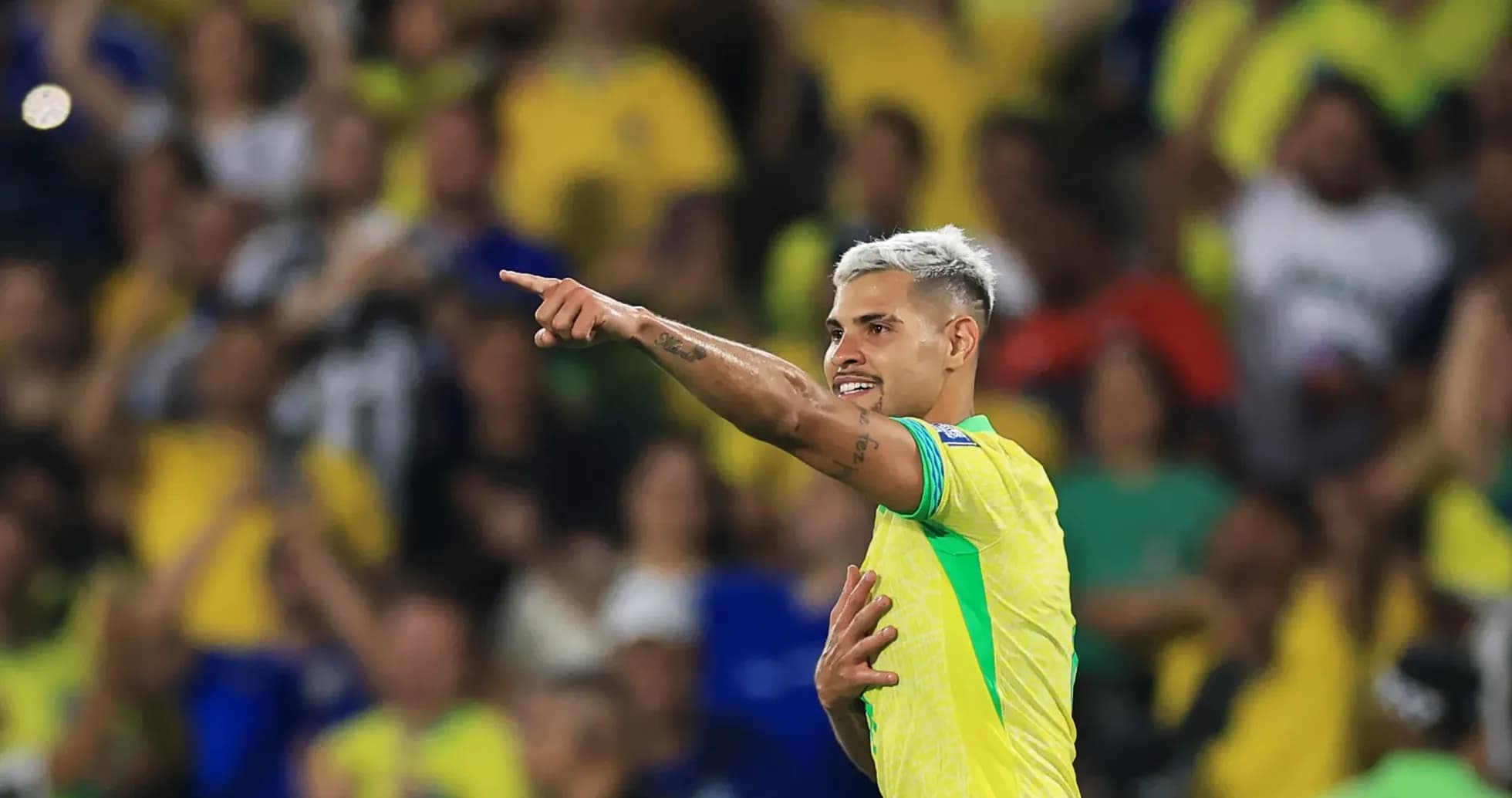 Jugador brasileño señalando a la afición en el estadio Jugador brasileño señalando a la afición en el estadio