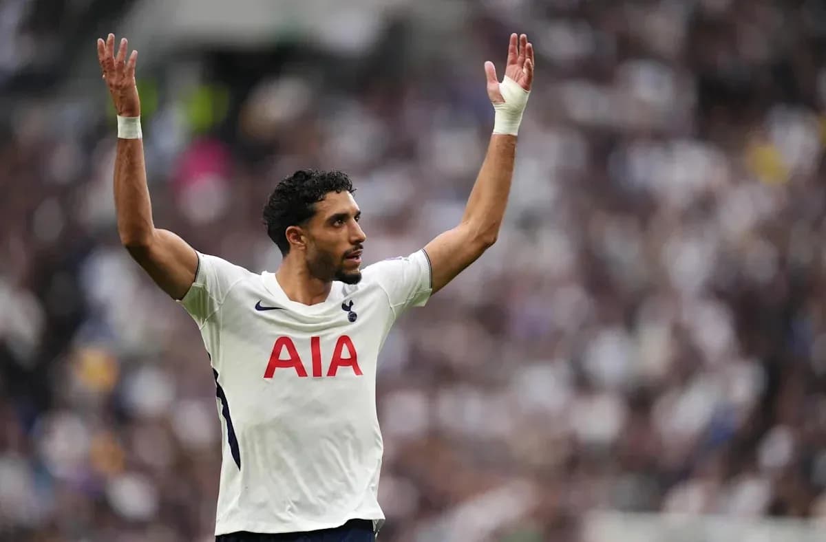 Jugador del Tottenham levantando las manos durante el partido Jugador del Tottenham levantando las manos durante el partido