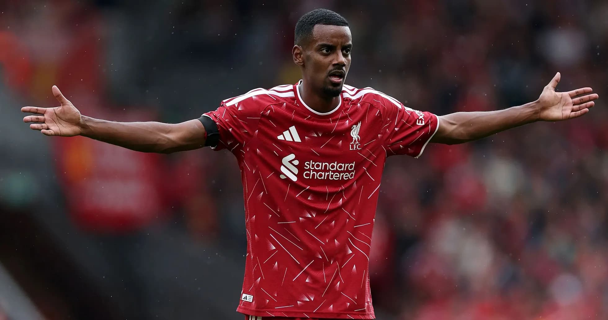 Jugador de Liverpool con brazos extendidos durante el partido Jugador de Liverpool con brazos extendidos durante el partido