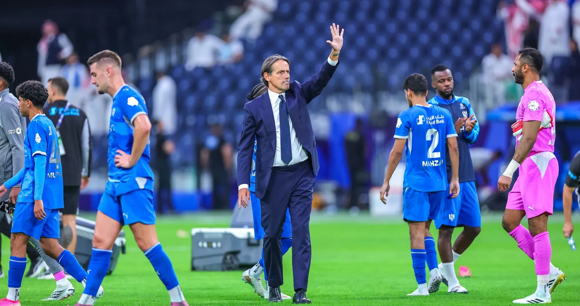Entrenador saludando tras el partido con su equipo Entrenador saludando tras el partido con su equipo