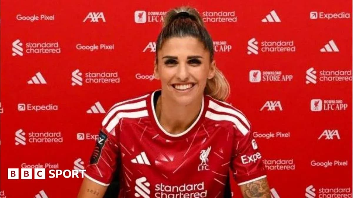 Jugadora de Liverpool en presentación oficial sonriente Jugadora de Liverpool en presentación oficial sonriente