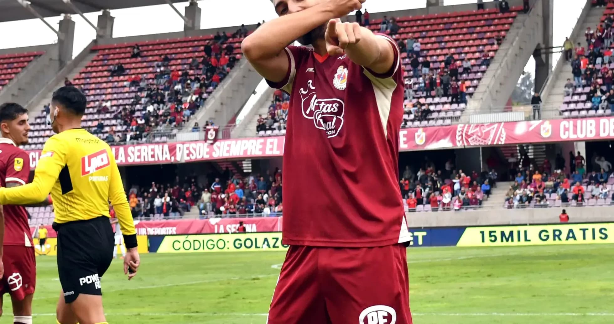 Jugador celebrando en partido de fútbol Jugador celebrando en partido de fútbol