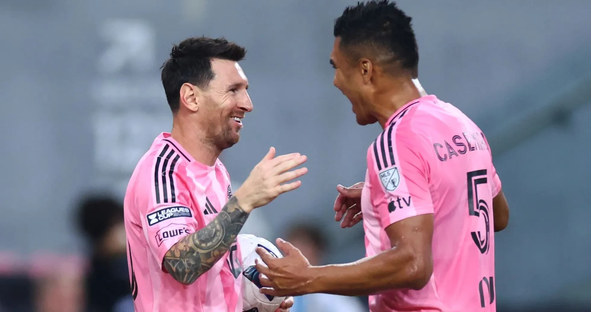 Lionel Messi y compañero celebrando un gol Lionel Messi y compañero celebrando un gol