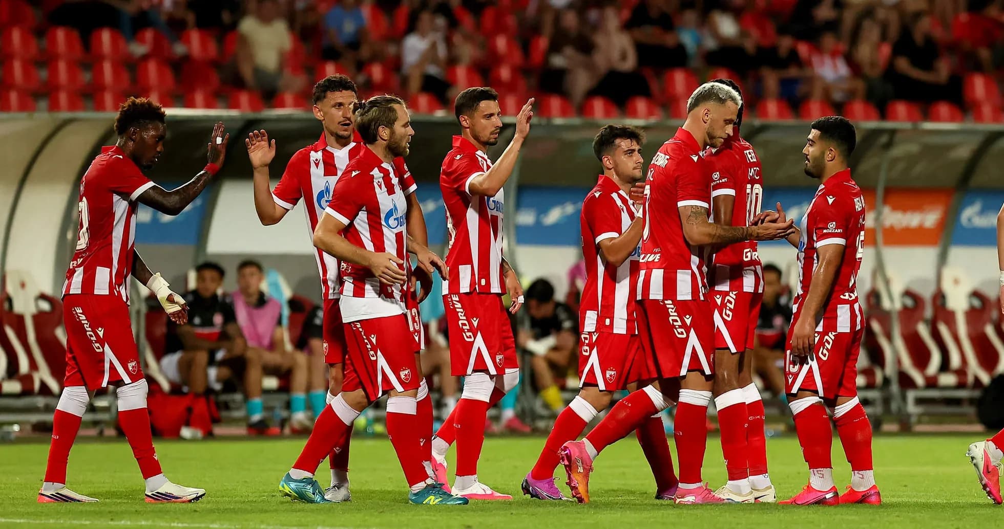 Jugadores de FK Crvena Zvezda celebrando un gol Jugadores de FK Crvena Zvezda celebrando un gol