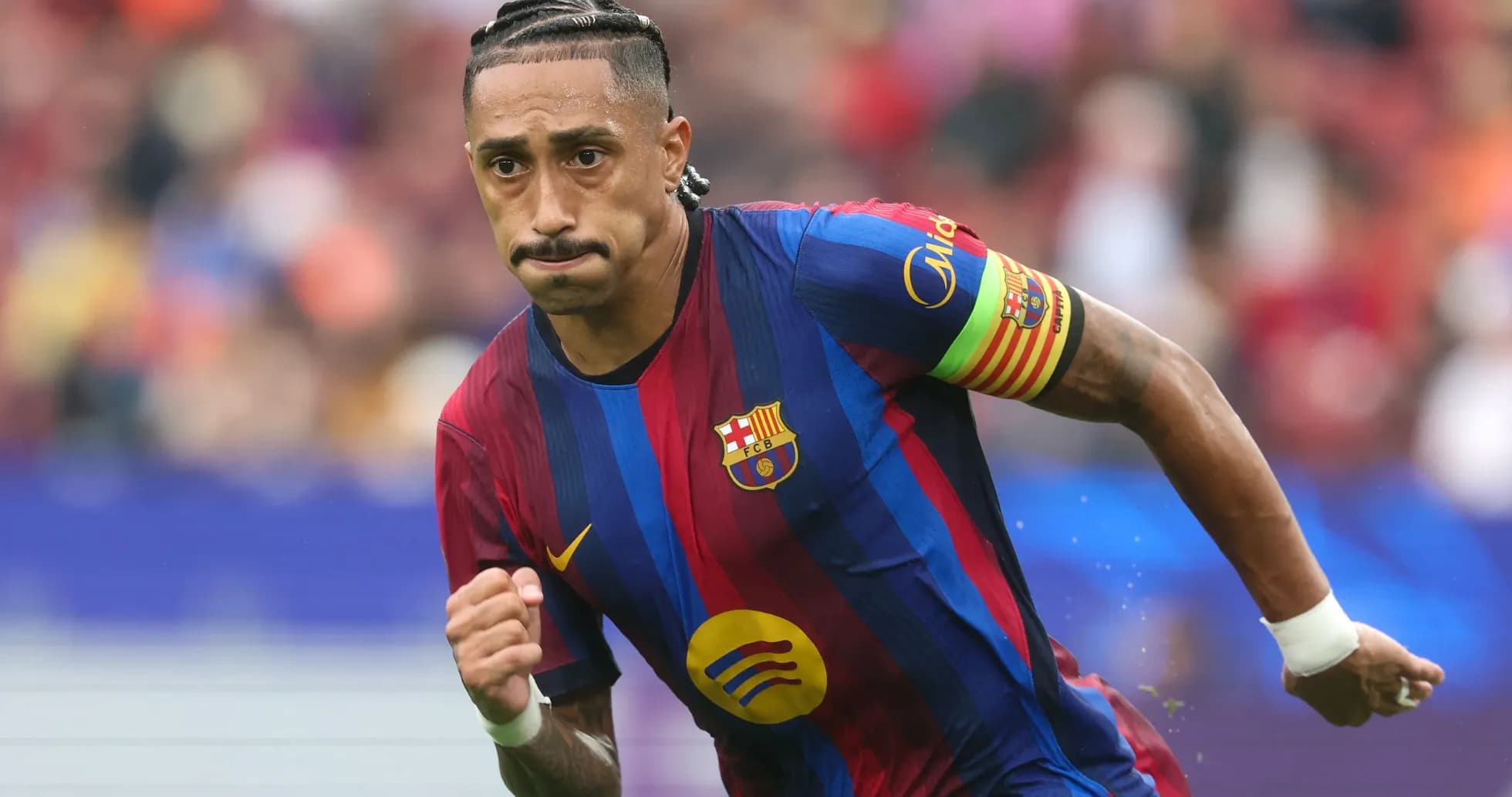 Jugador del FC Barcelona corriendo durante el partido Jugador del FC Barcelona corriendo durante el partido