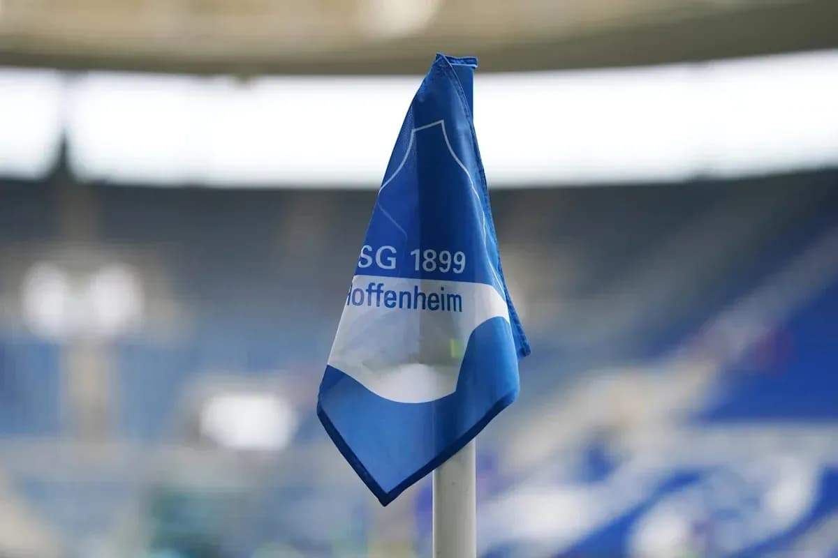 Bandera del equipo TSG 1899 Hoffenheim en el estadio Bandera del equipo TSG 1899 Hoffenheim en el estadio