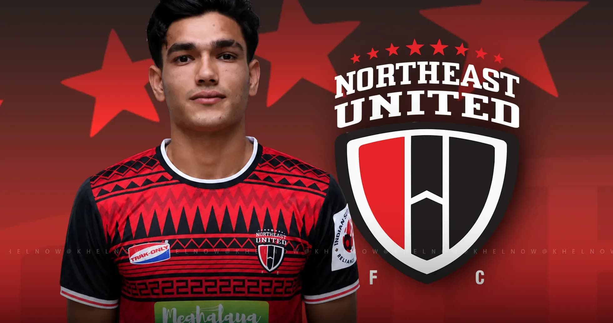 Jugador posando con camiseta de Northeast United FC Jugador posando con camiseta de Northeast United FC