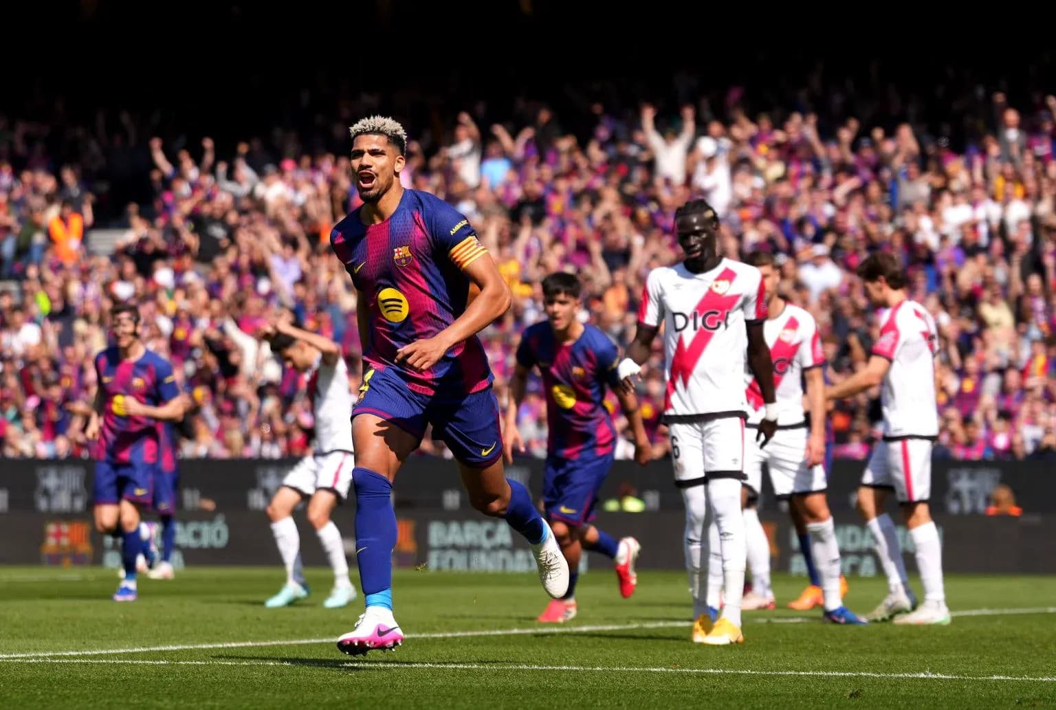 Jugador de Barcelona celebra un gol contra Rayo Vallecano Jugador de Barcelona celebra un gol contra Rayo Vallecano