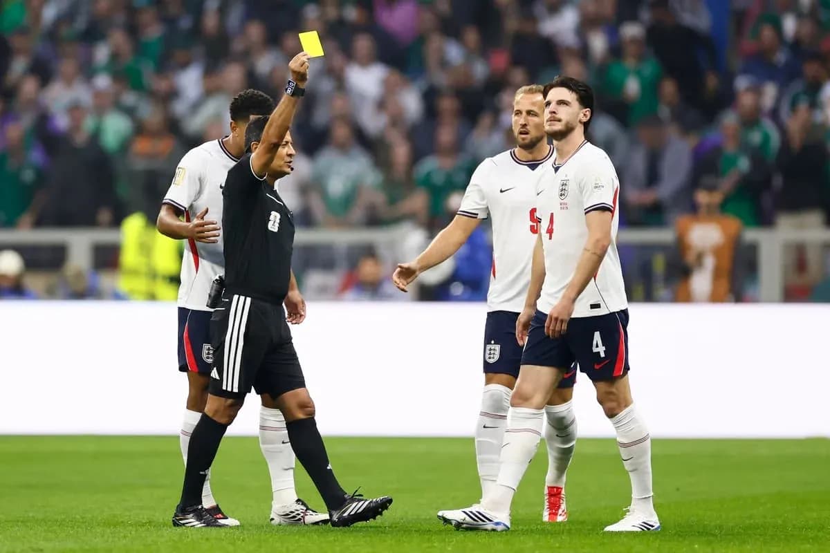 Árbitro mostrando tarjeta amarilla a jugador inglés Árbitro mostrando tarjeta amarilla a jugador inglés