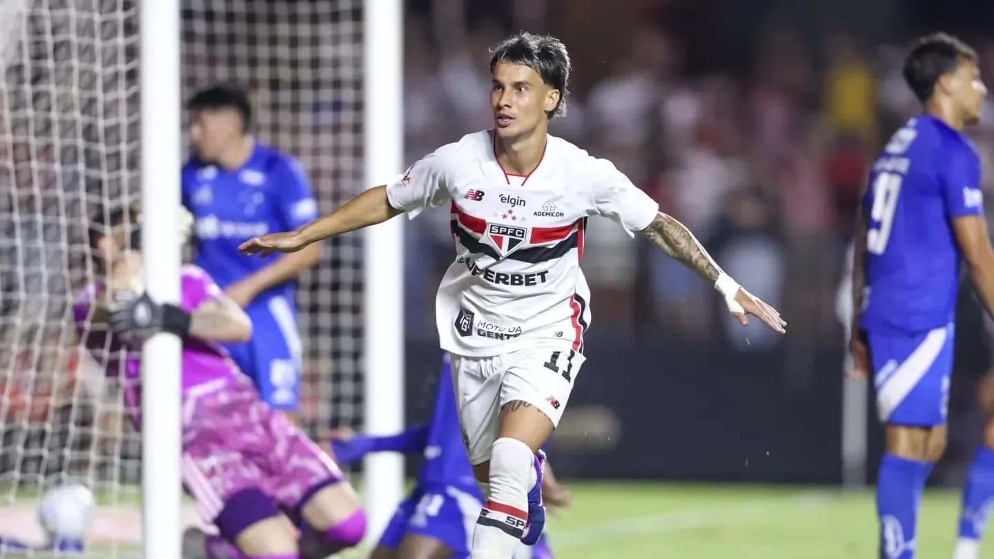 Jugador de Sao Paulo celebra un gol Jugador de Sao Paulo celebra un gol
