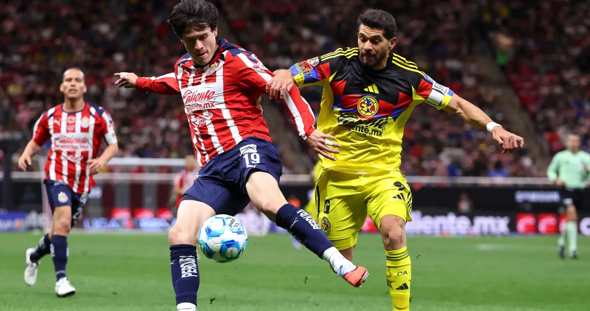 Jugadores de Club América y Chivas en acción Jugadores de Club América y Chivas en acción
