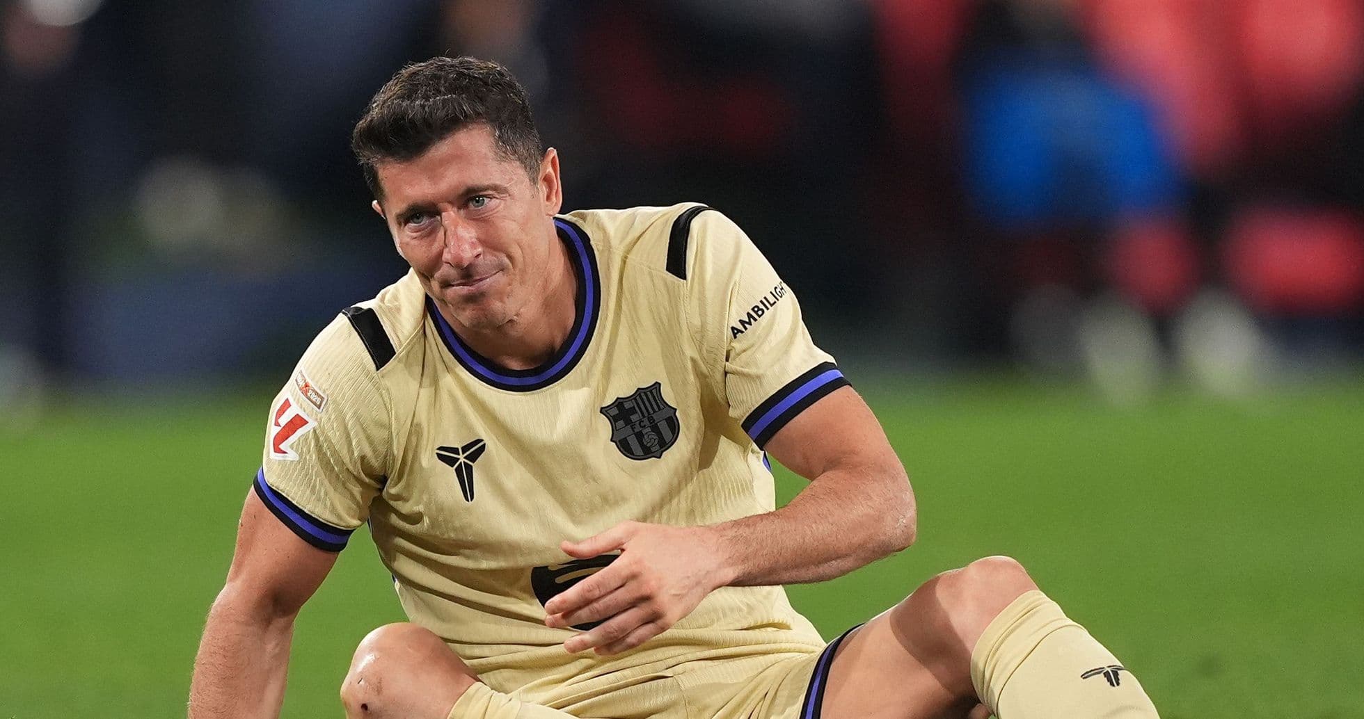 Jugador sentado en el campo tras una jugada Jugador sentado en el campo tras una jugada