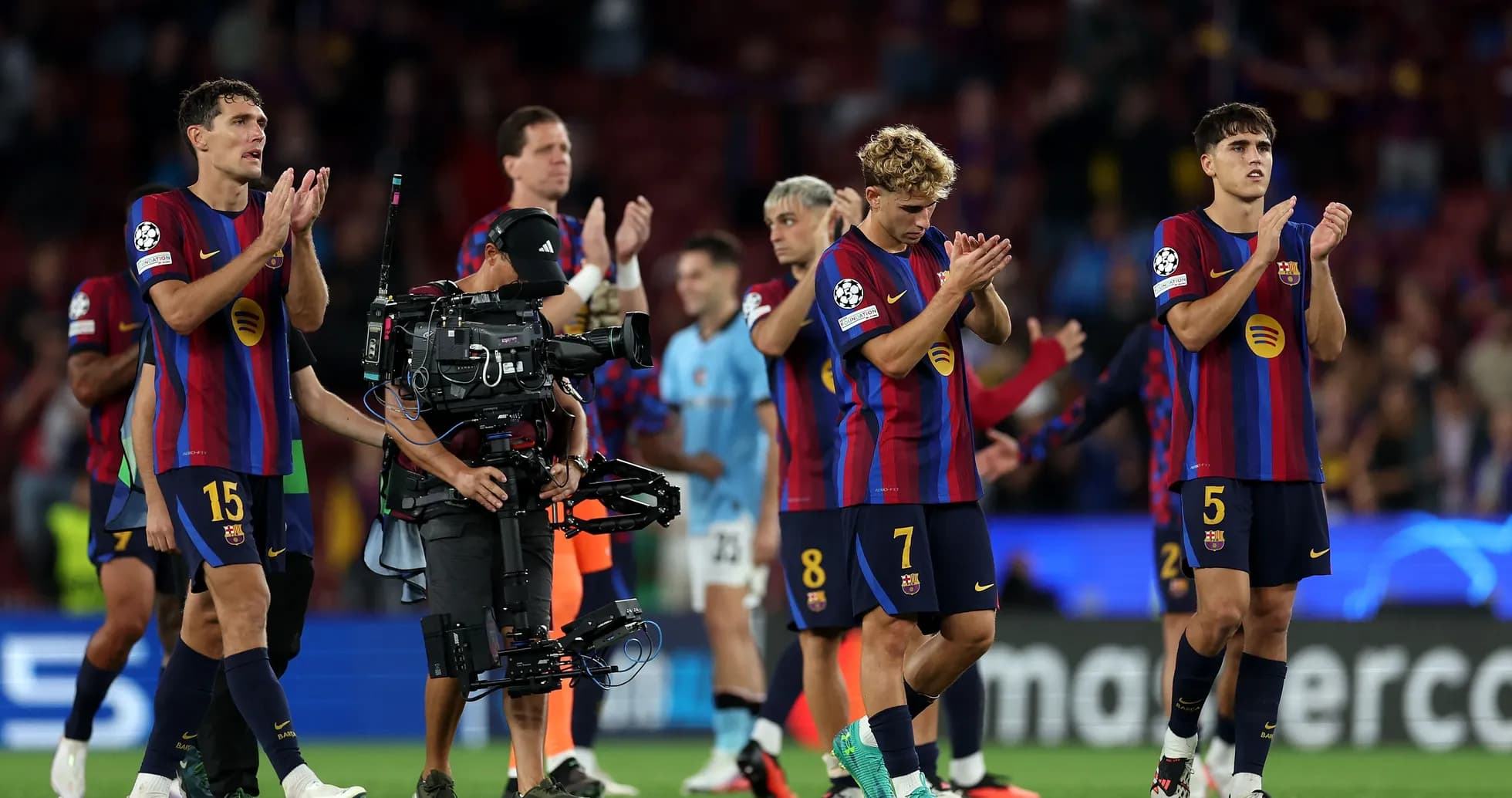 Jugadores del FC Barcelona aplaudiendo tras el partido Jugadores del FC Barcelona aplaudiendo tras el partido