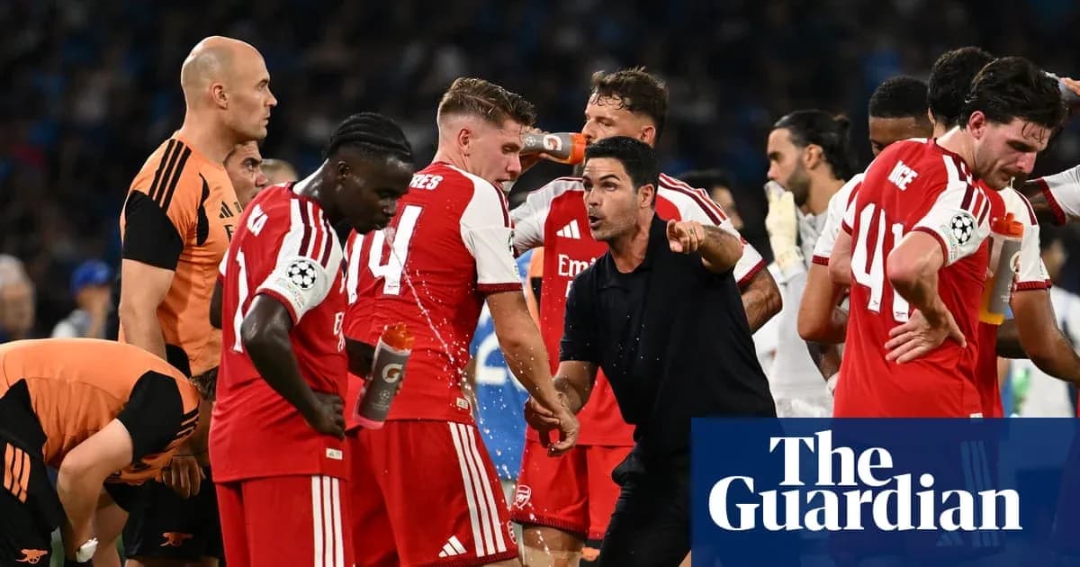 Entrenador hablando con jugadores de Arsenal durante descanso Entrenador hablando con jugadores de Arsenal durante descanso