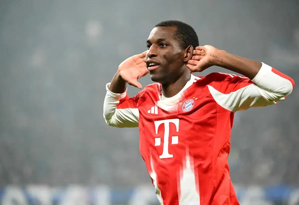 Jugador de Bayern Múnich celebrando un gol Jugador de Bayern Múnich celebrando un gol