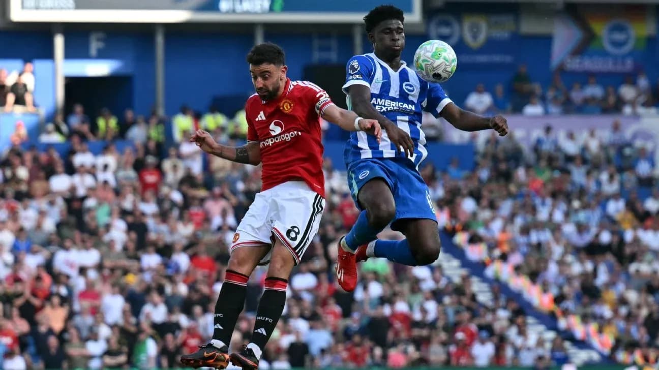 Jugador de Manchester United y Brighton en acción aérea Jugador de Manchester United y Brighton en acción aérea