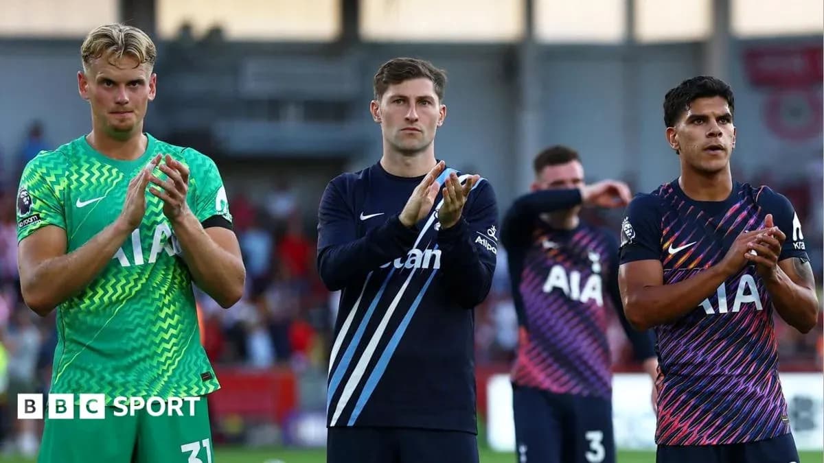 Jugadores de Tottenham aplaudiendo al público Jugadores de Tottenham aplaudiendo al público