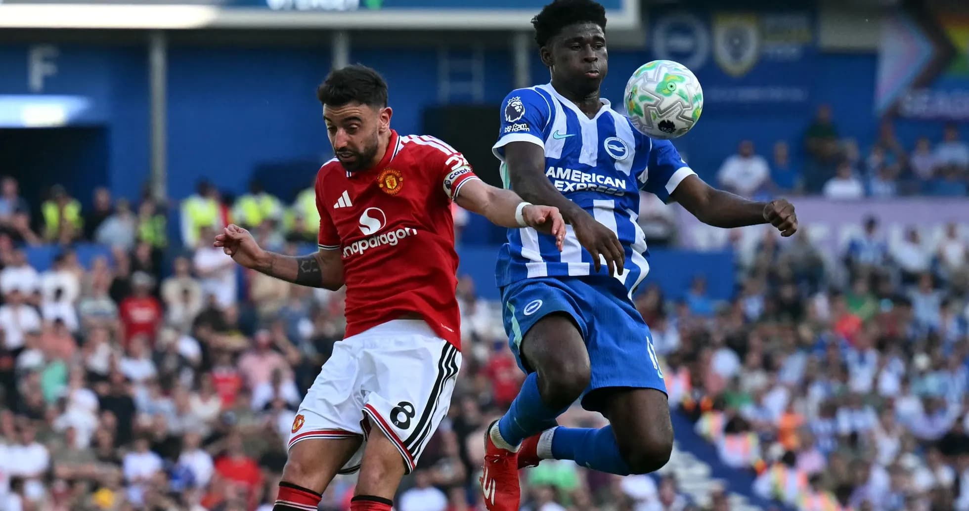 Bruno Fernandes y jugador de Brighton en acción Bruno Fernandes y jugador de Brighton en acción