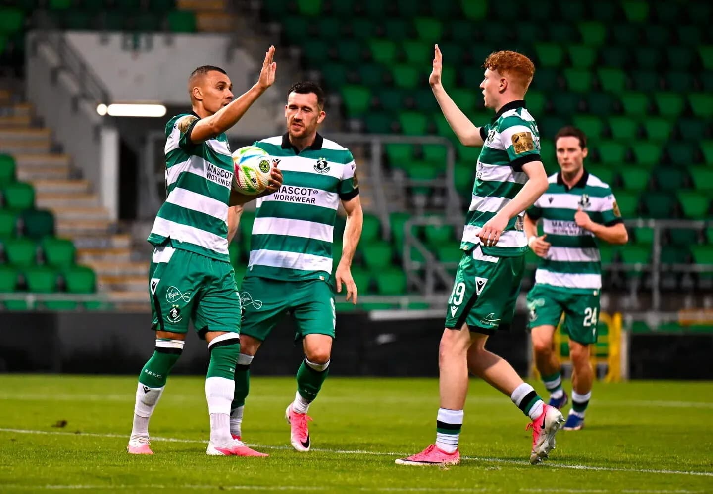 Jugadores de Shamrock Rovers celebrando un gol Jugadores de Shamrock Rovers celebrando un gol