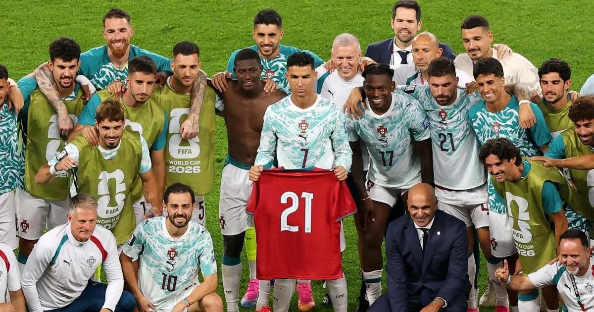 Equipo de Portugal posando con camiseta tras victoria Equipo de Portugal posando con camiseta tras victoria