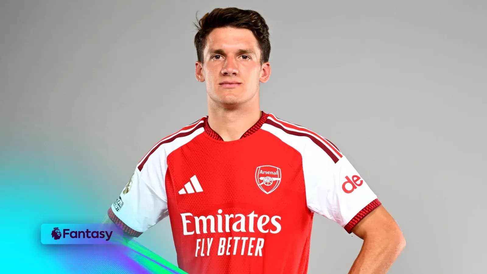 Jugador del Arsenal posando con camiseta roja Jugador del Arsenal posando con camiseta roja