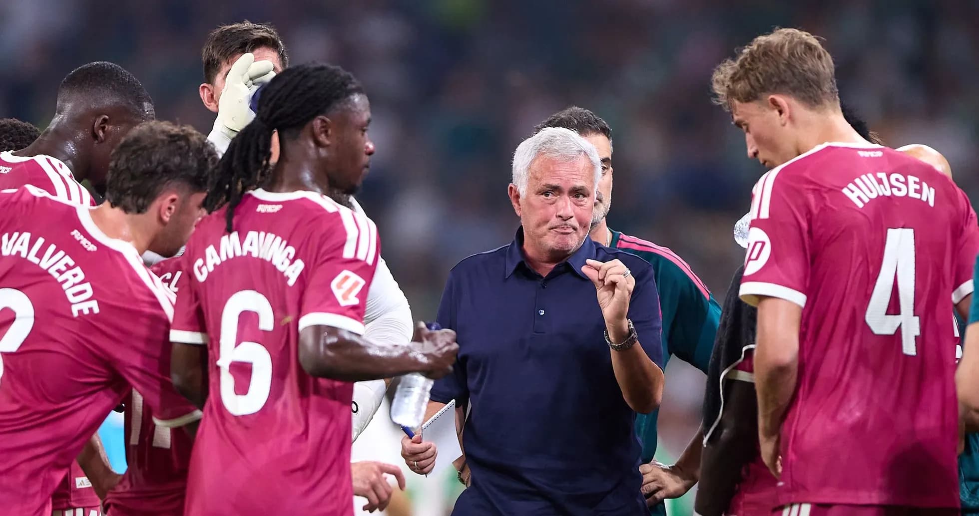 José Mourinho hablando con su equipo durante un descanso José Mourinho hablando con su equipo durante un descanso