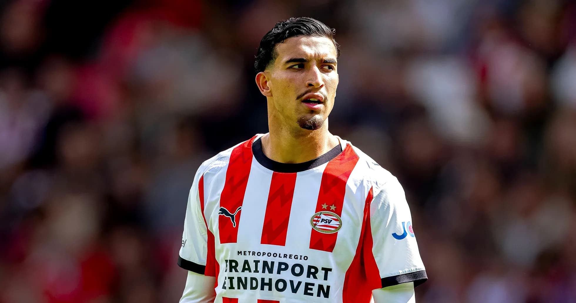 Jugador de PSV con camiseta roja y blanca en el campo Jugador de PSV con camiseta roja y blanca en el campo