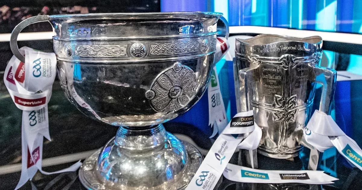 Trofeos de fútbol y hurling de GAA en exhibición Trofeos de fútbol y hurling de GAA en exhibición