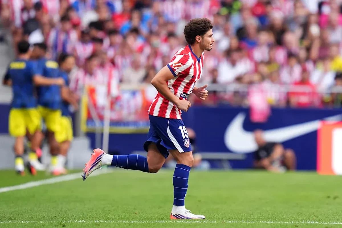 Jugador de Atlético de Madrid corriendo en el campo Jugador de Atlético de Madrid corriendo en el campo