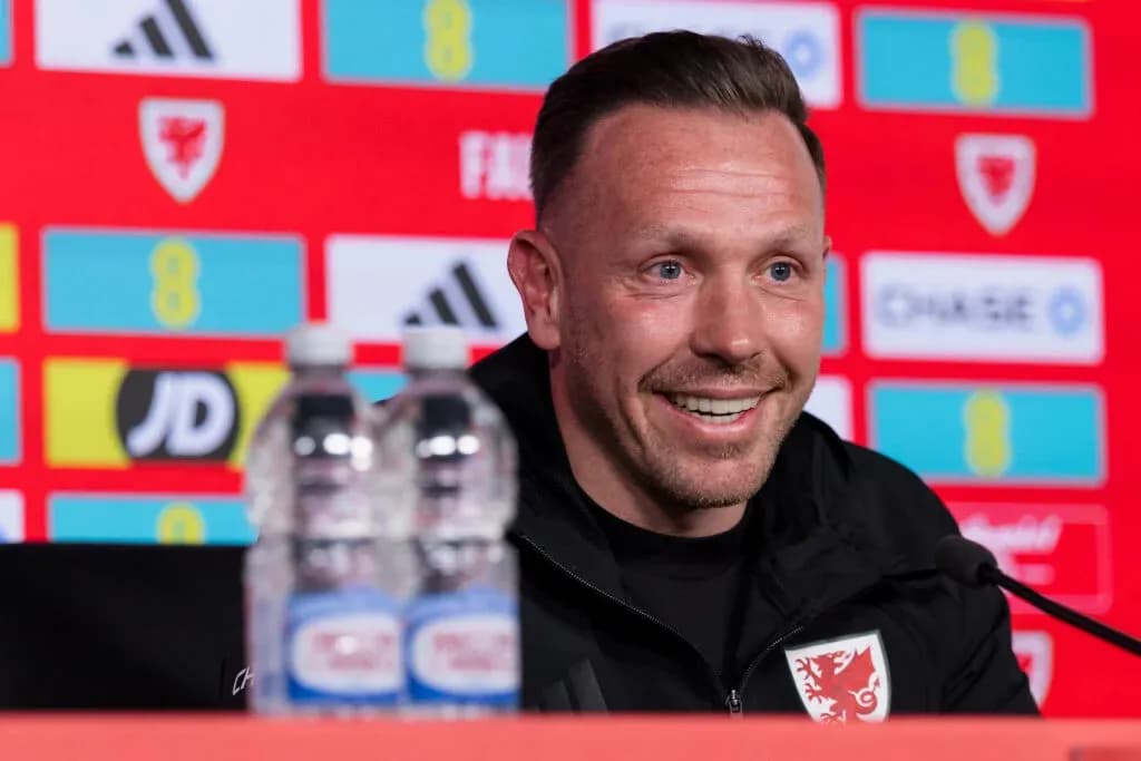 Entrenador sonriente en rueda de prensa Entrenador sonriente en rueda de prensa