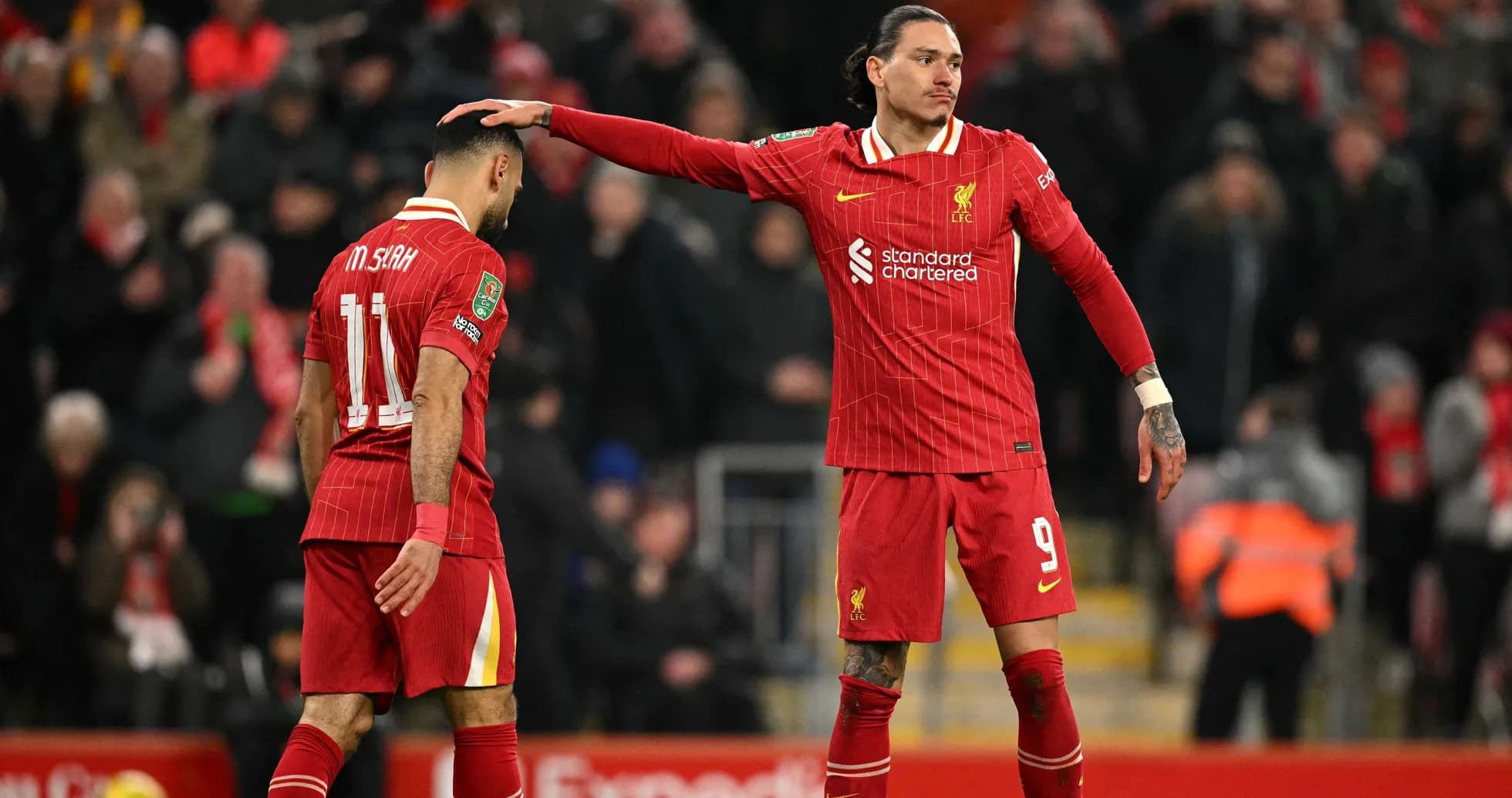 Dos jugadores de Liverpool en el campo durante partido Dos jugadores de Liverpool en el campo durante partido