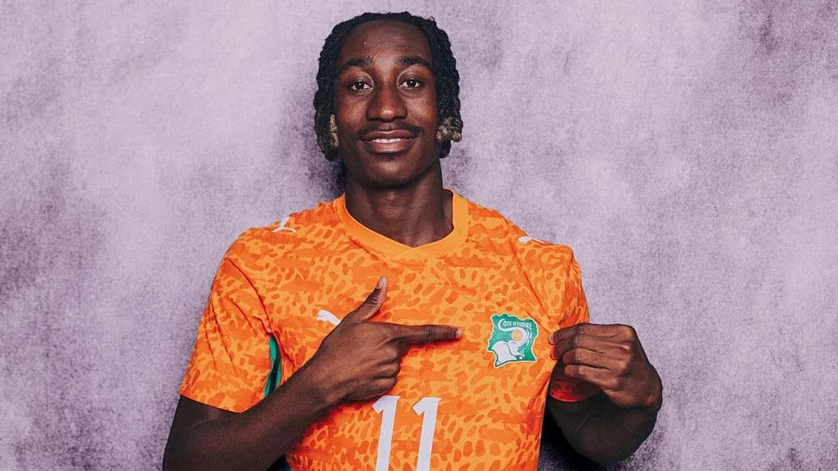 Jugador mostrando la camiseta de Costa de Marfil Jugador mostrando la camiseta de Costa de Marfil