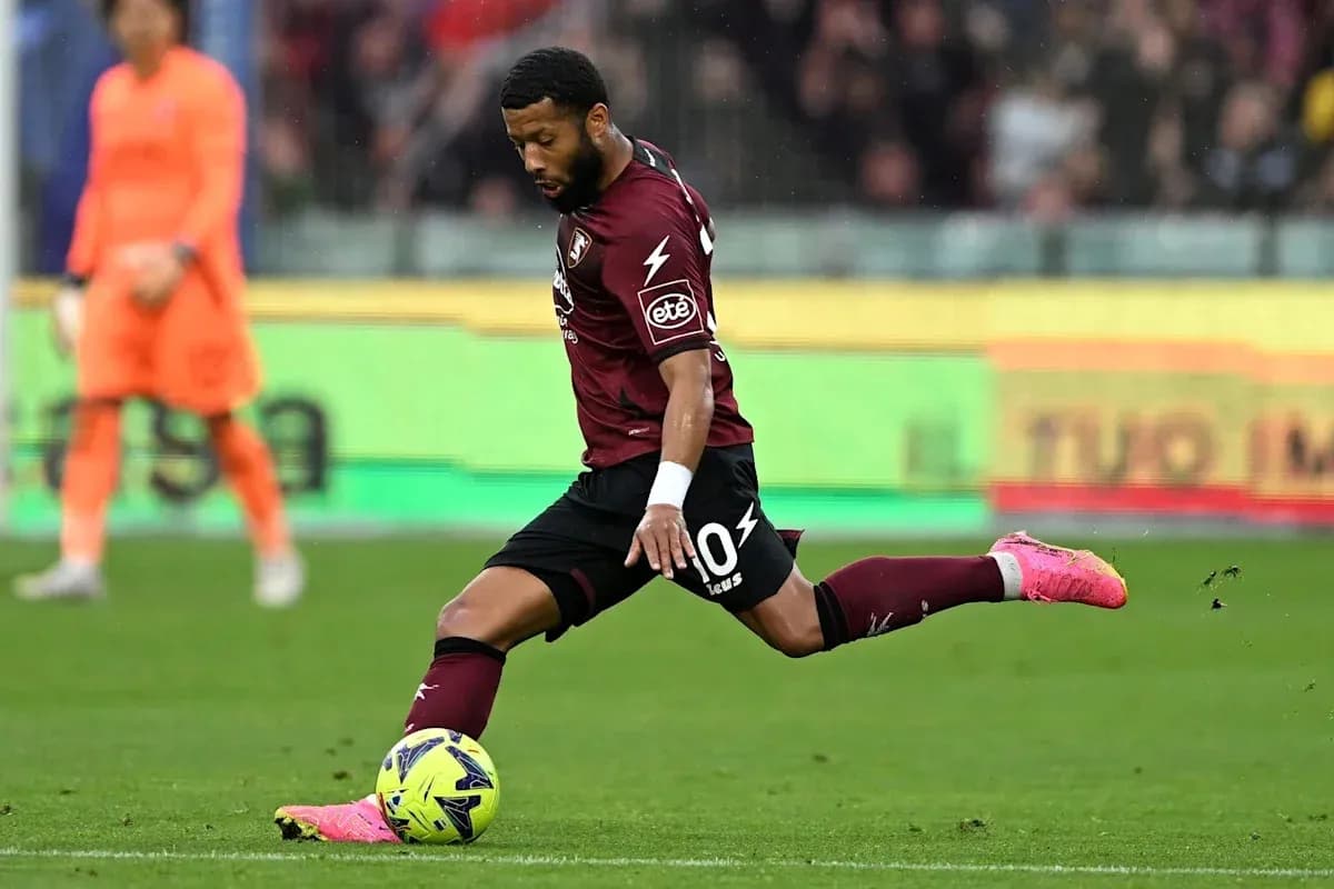 Jugador de Salernitana pateando el balón en el campo Jugador de Salernitana pateando el balón en el campo