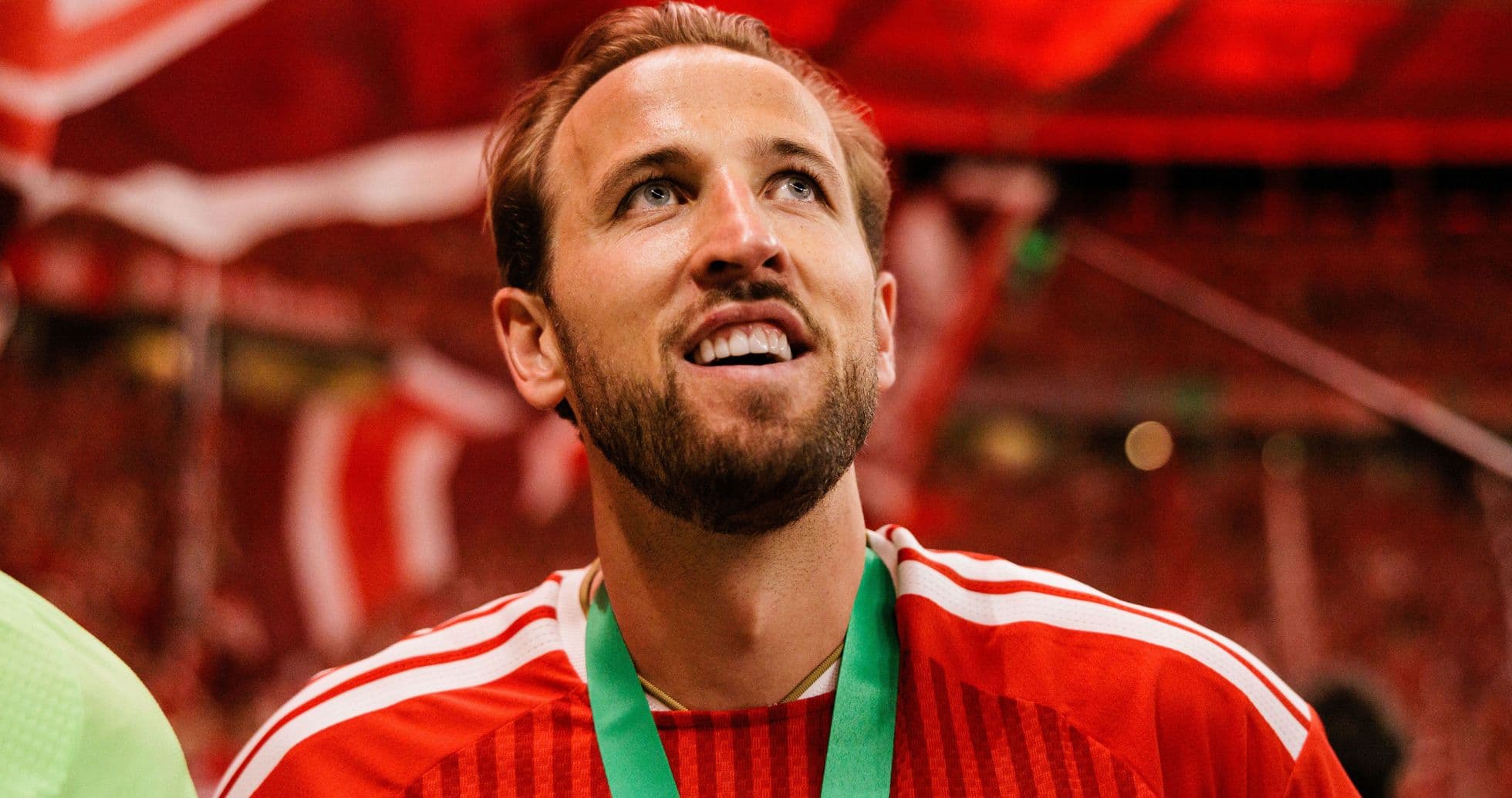 Jugador sonriente con medalla en celebración Jugador sonriente con medalla en celebración