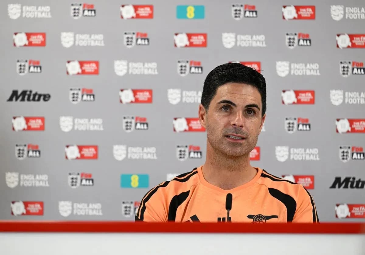 Entrenador hablando en conferencia de prensa Entrenador hablando en conferencia de prensa