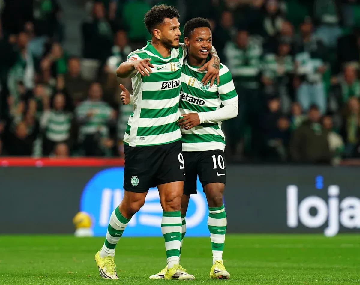 Jugadores de Sporting CP celebrando en el campo Jugadores de Sporting CP celebrando en el campo