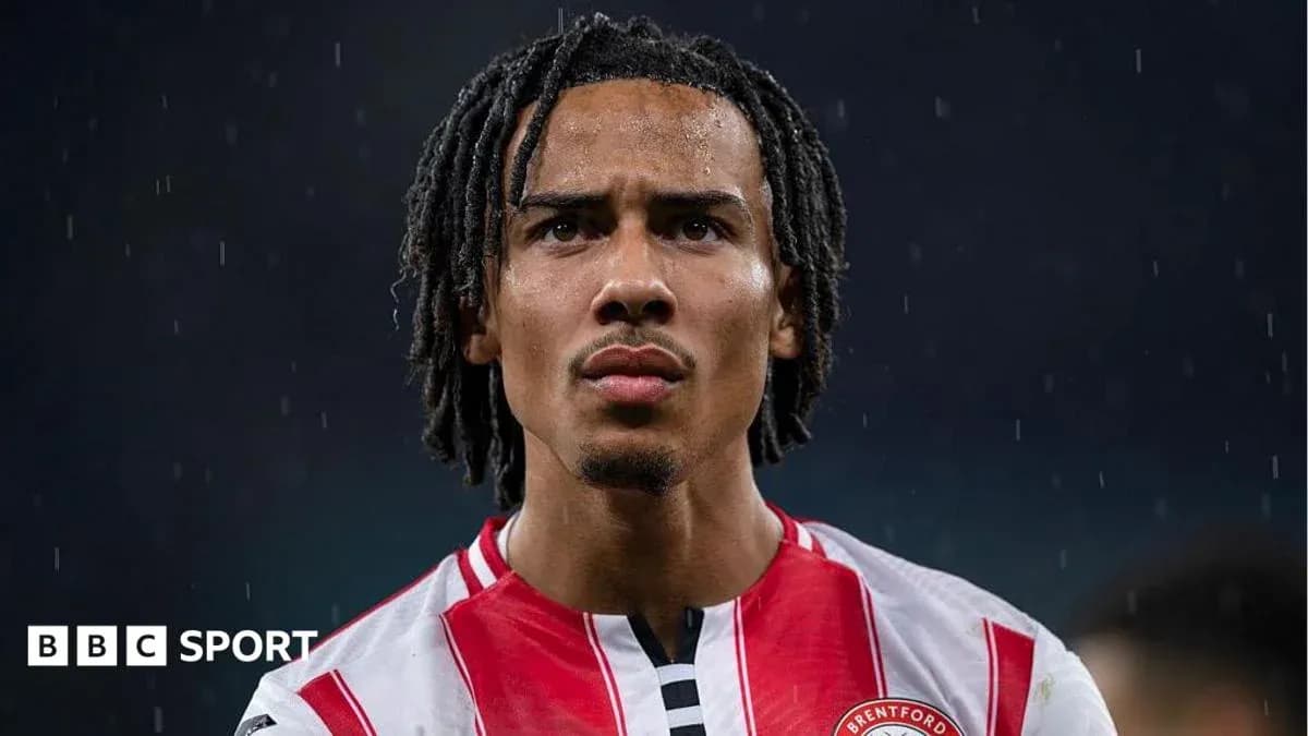 Jugador de Brentford con camiseta roja y blanca Jugador de Brentford con camiseta roja y blanca
