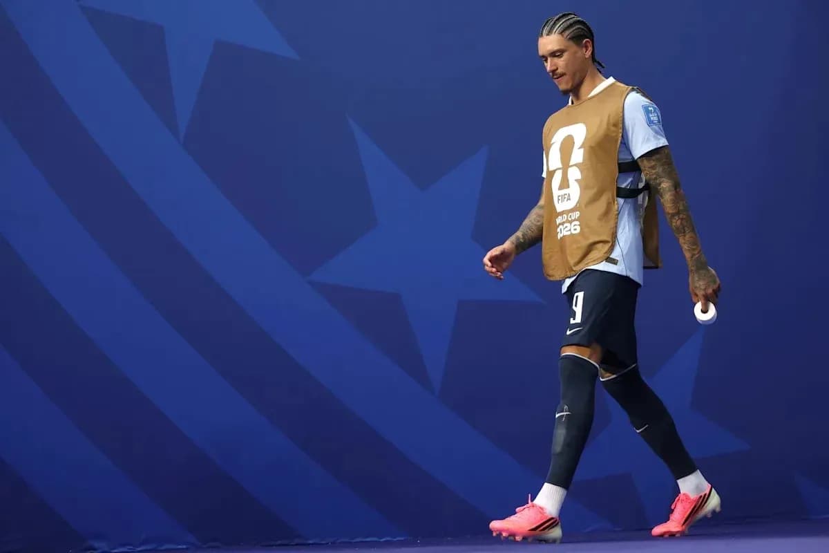 Jugador caminando con peto del Mundial 2026 Jugador caminando con peto del Mundial 2026