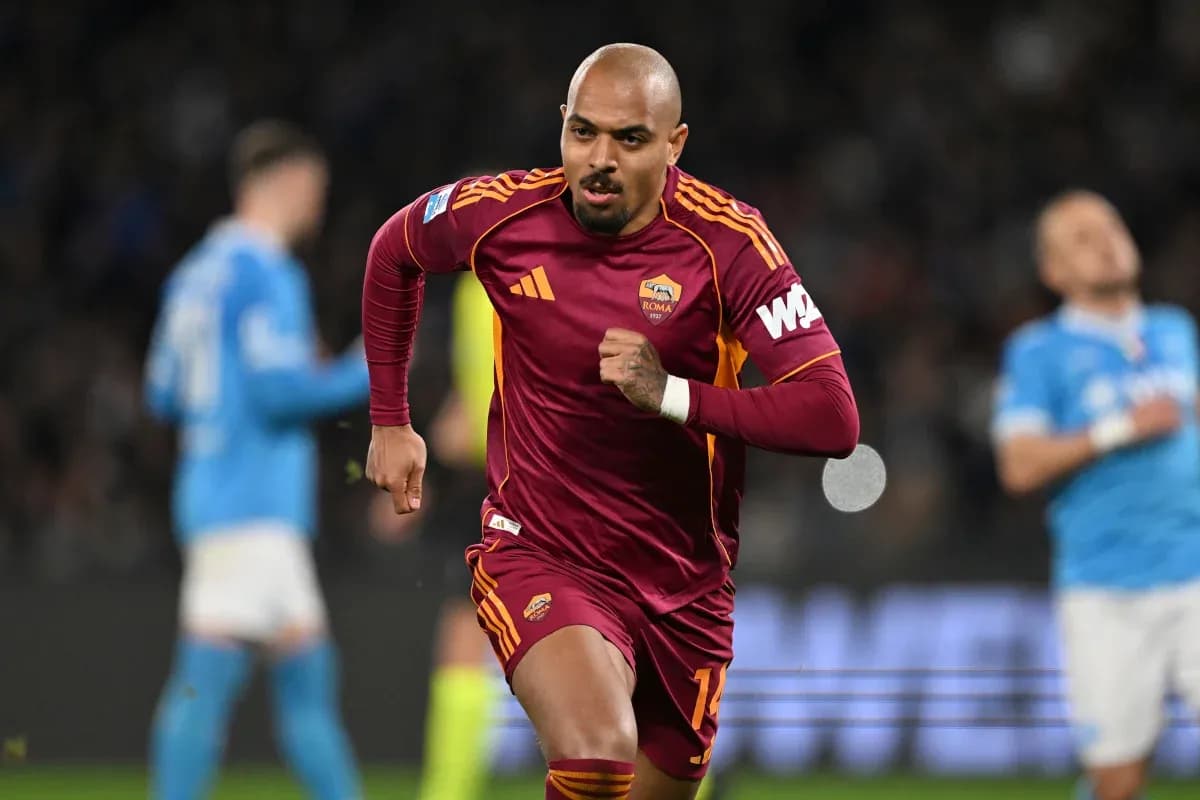 Jugador de AS Roma corriendo durante el partido Jugador de AS Roma corriendo durante el partido
